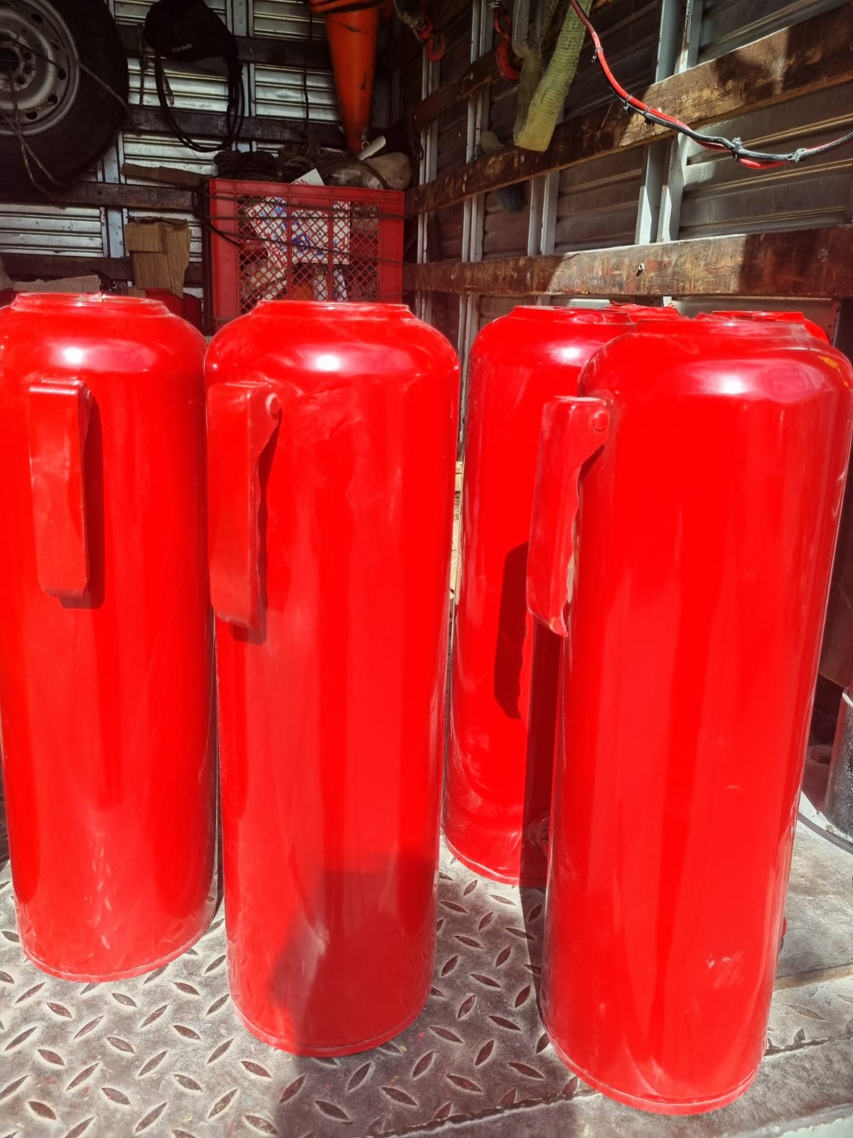 Extintores con pintura electrostática roja